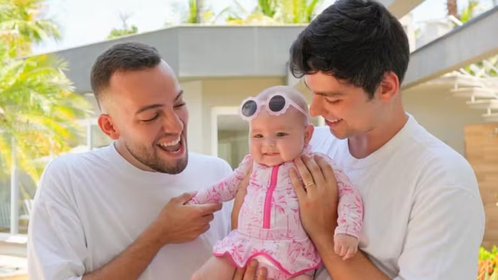 Lucas Rangel exibe momento fofo entre ele, o marido e a filha: ‘Amo meus dois papais’