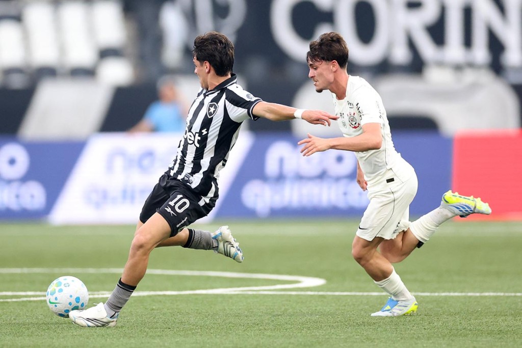 Botafogo vence o Corinthians, que volta à zona de rebaixamento do Brasileiro